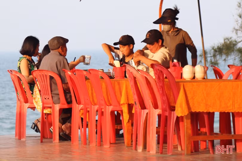 Du khách về với biển Hà Tĩnh ngày đầu kỳ nghỉ lễ Giỗ Tổ Hùng Vương