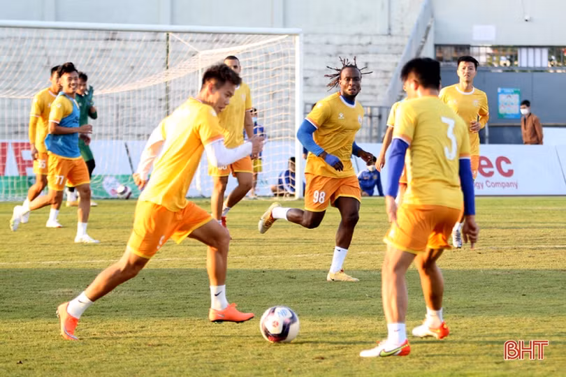 Nam Định tập làm quen sân Hà Tĩnh trước trận khai mạc Giải Cúp quốc gia 2022
