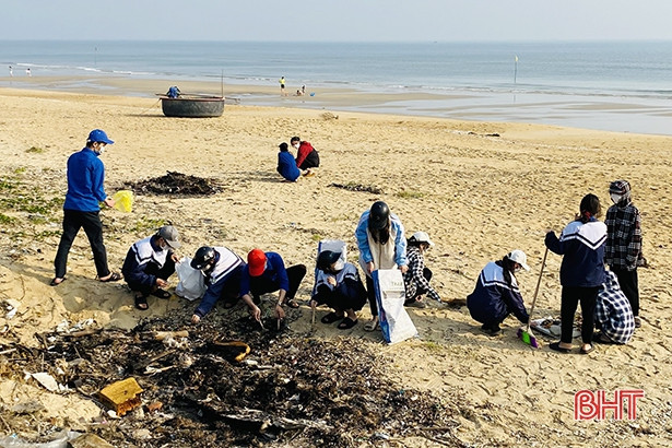 Tuổi trẻ Cẩm Xuyên ra quân hưởng ứng chiến dịch “Hãy làm sạch biển”