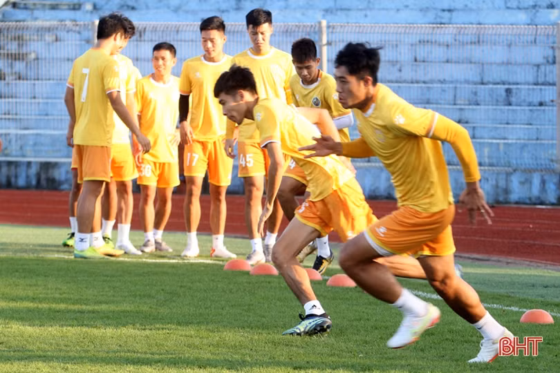 Nam Định tập làm quen sân Hà Tĩnh trước trận khai mạc Giải Cúp quốc gia 2022
