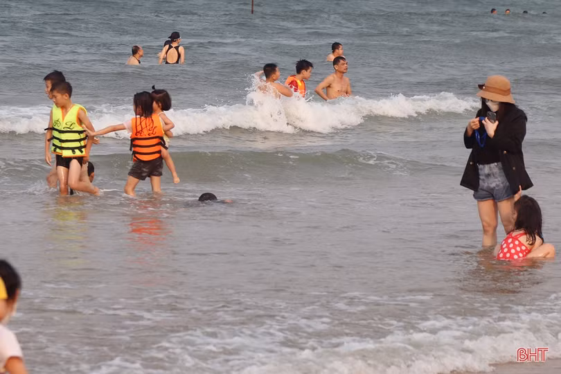 Khu du lịch Thiên Cầm kín khách dịp Giỗ Tổ Hùng Vương