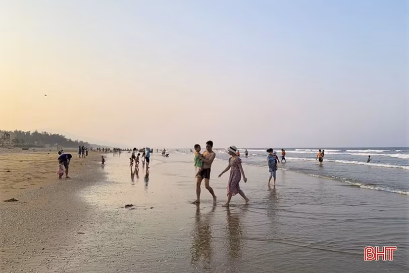 Du khách về với biển Hà Tĩnh ngày đầu kỳ nghỉ lễ Giỗ Tổ Hùng Vương