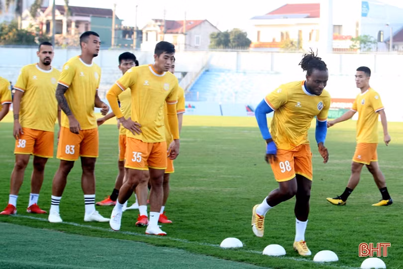 Nam Định tập làm quen sân Hà Tĩnh trước trận khai mạc Giải Cúp quốc gia 2022