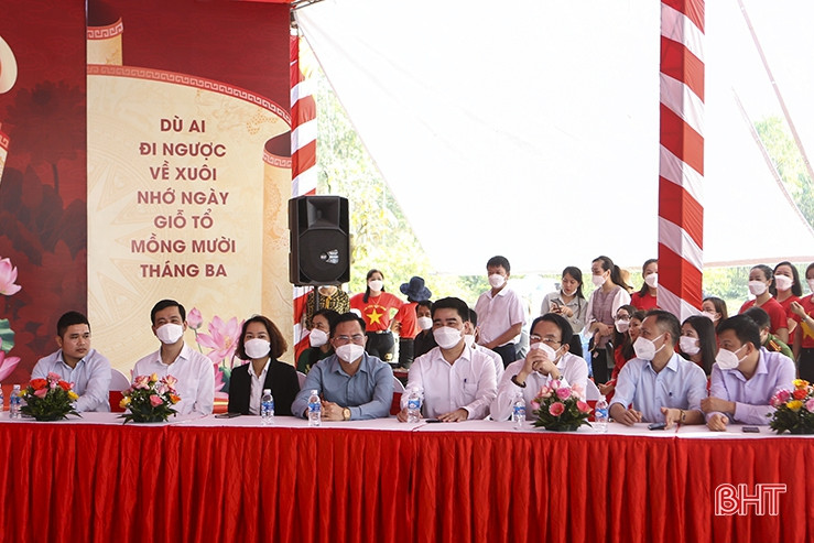 Gần 100 hội viên nữ ở Hà Tĩnh thi gói bánh chưng dâng Quốc Tổ Hùng Vương