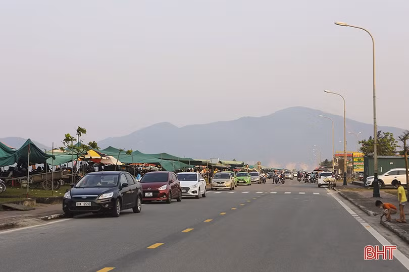 Du khách về với biển Hà Tĩnh ngày đầu kỳ nghỉ lễ Giỗ Tổ Hùng Vương