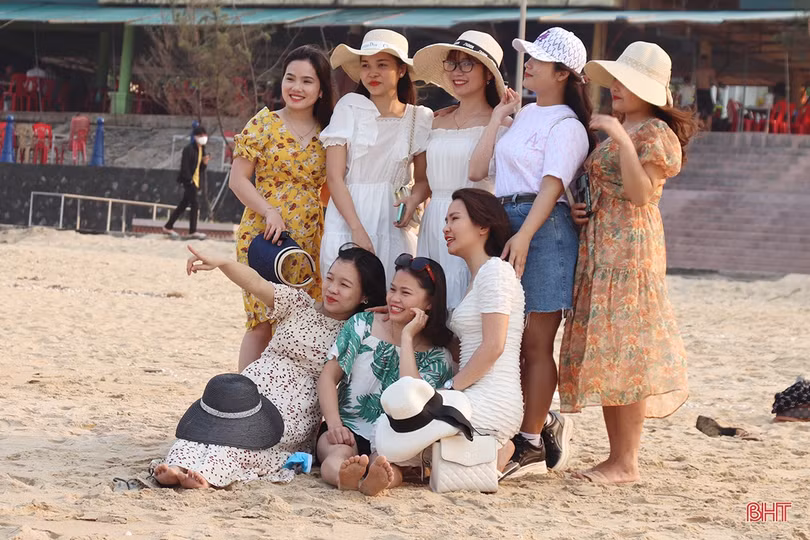 Khu du lịch Thiên Cầm kín khách dịp Giỗ Tổ Hùng Vương