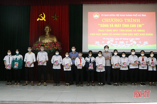 TP Hà Tĩnh: Trao 70 máy tính bảng cho học sinh đặc biệt khó khăn