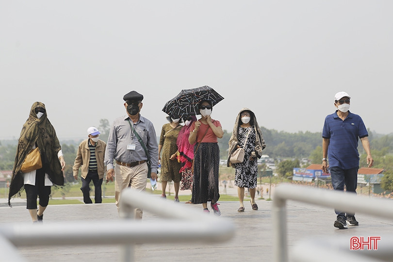 Du khách hành hương về chùa Hương Tích dịp nghỉ lễ Giỗ Tổ Hùng Vương