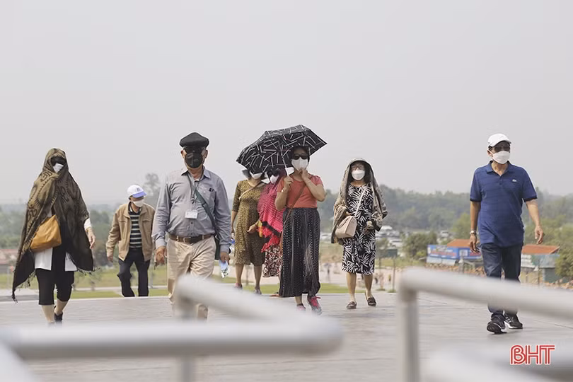 Du khách hành hương về chùa Hương Tích dịp nghỉ lễ Giỗ Tổ Hùng Vương