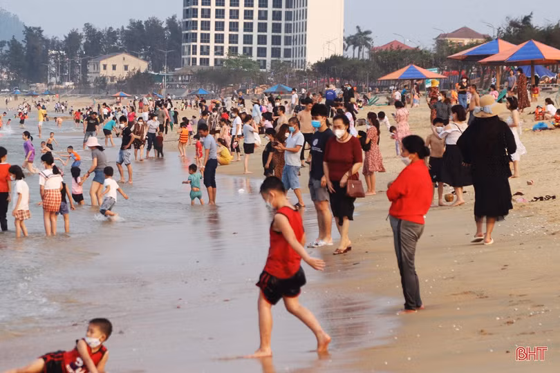 Khu du lịch Thiên Cầm kín khách dịp Giỗ Tổ Hùng Vương