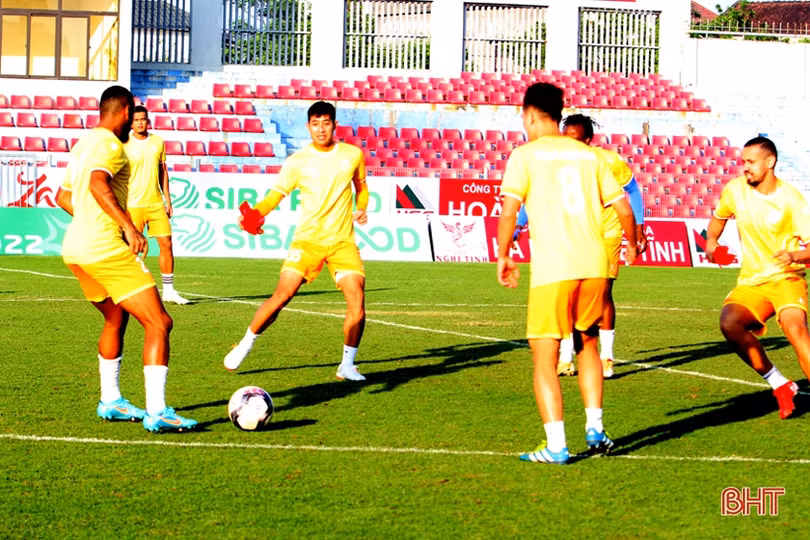 Nam Định tập làm quen sân Hà Tĩnh trước trận khai mạc Giải Cúp quốc gia 2022