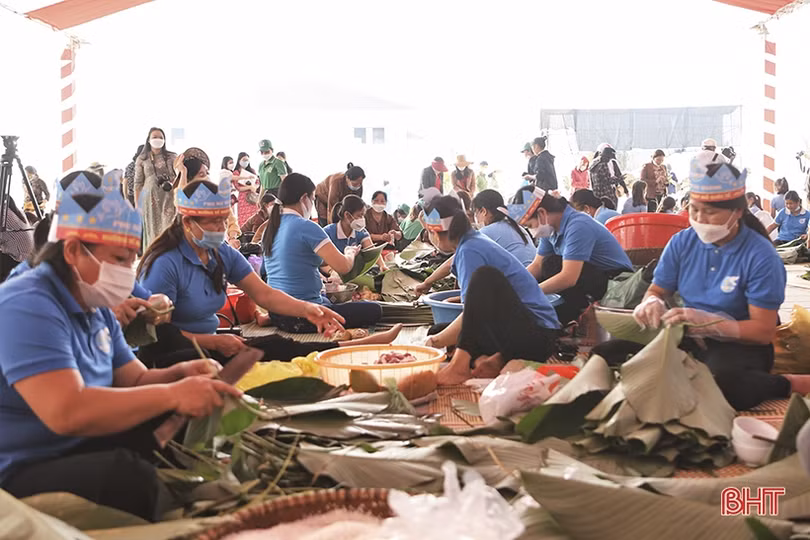 Gần 100 hội viên nữ ở Hà Tĩnh thi gói bánh chưng dâng Quốc Tổ Hùng Vương