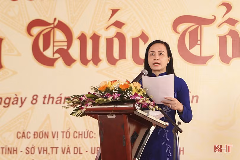 Gần 100 hội viên nữ ở Hà Tĩnh thi gói bánh chưng dâng Quốc Tổ Hùng Vương