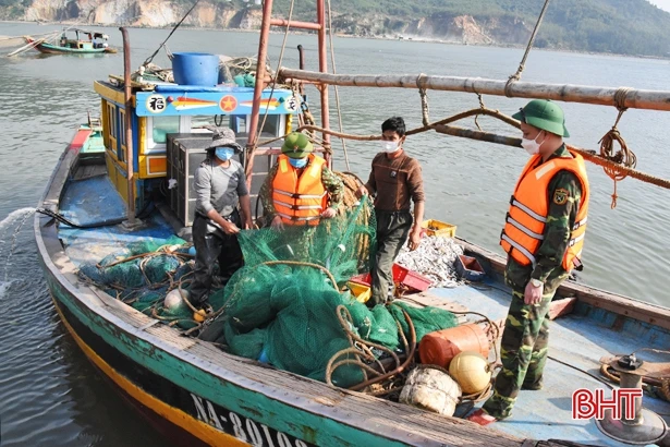 Ngư dân Hà Tĩnh giong thuyền, vượt sóng khai thác vụ cá nam 