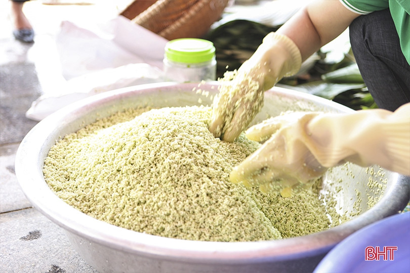 Gần 100 hội viên nữ ở Hà Tĩnh thi gói bánh chưng dâng Quốc Tổ Hùng Vương