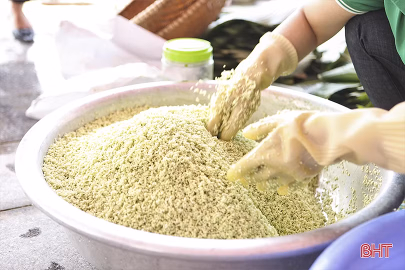 Gần 100 hội viên nữ ở Hà Tĩnh thi gói bánh chưng dâng Quốc Tổ Hùng Vương