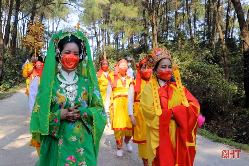 Rước linh vị các Vua Hùng trước giờ Lễ Giỗ Quốc Tổ Hùng Vương ở Hà Tĩnh