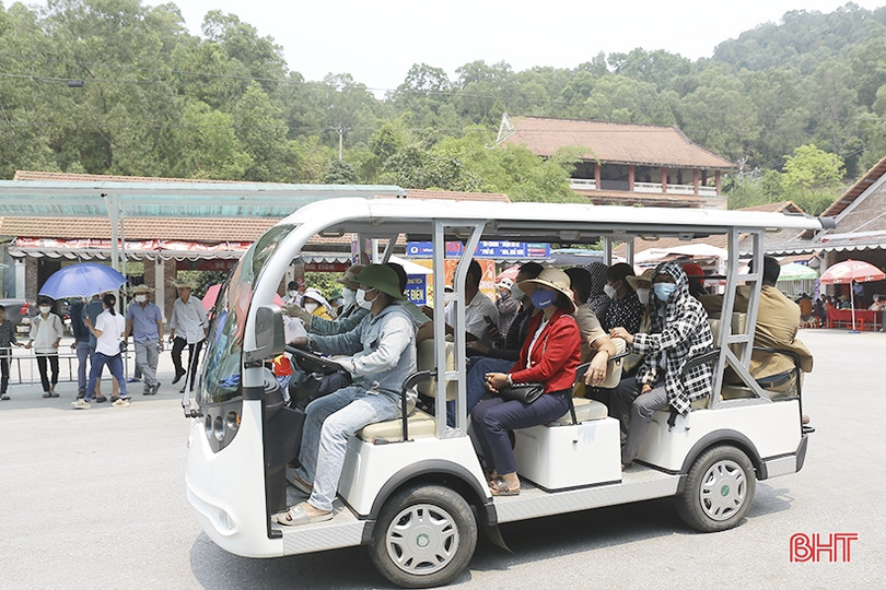 Du khách hành hương về chùa Hương Tích dịp nghỉ lễ Giỗ Tổ Hùng Vương