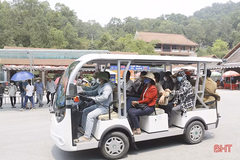 Du khách hành hương về chùa Hương Tích dịp nghỉ lễ Giỗ Tổ Hùng Vương