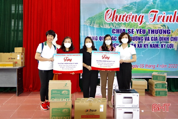 Nhiều phần quà dành tặng các trường học, người dân vùng biển TX Kỳ Anh