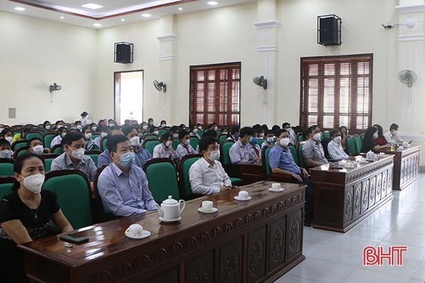 TP Hà Tĩnh: Trao 70 máy tính bảng cho học sinh đặc biệt khó khăn