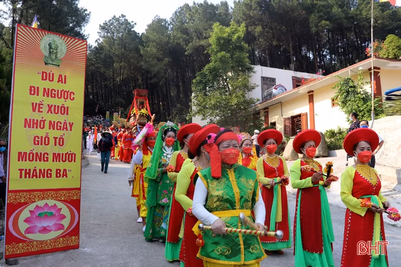 Rước linh vị các Vua Hùng trước giờ Lễ Giỗ Quốc Tổ Hùng Vương ở Hà Tĩnh