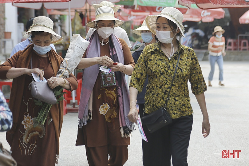 Du khách hành hương về chùa Hương Tích dịp nghỉ lễ Giỗ Tổ Hùng Vương