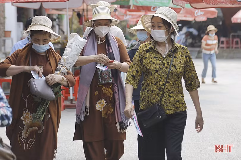 Du khách hành hương về chùa Hương Tích dịp nghỉ lễ Giỗ Tổ Hùng Vương