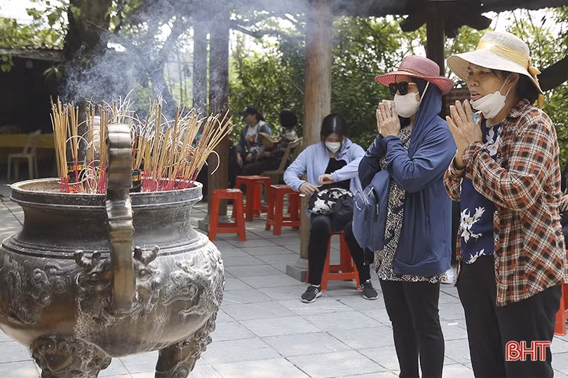 Du khách hành hương về chùa Hương Tích dịp nghỉ lễ Giỗ Tổ Hùng Vương