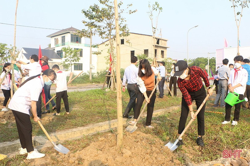 Giáo viên, học sinh TP Hà Tĩnh trồng cây xây dựng đô thị xanh