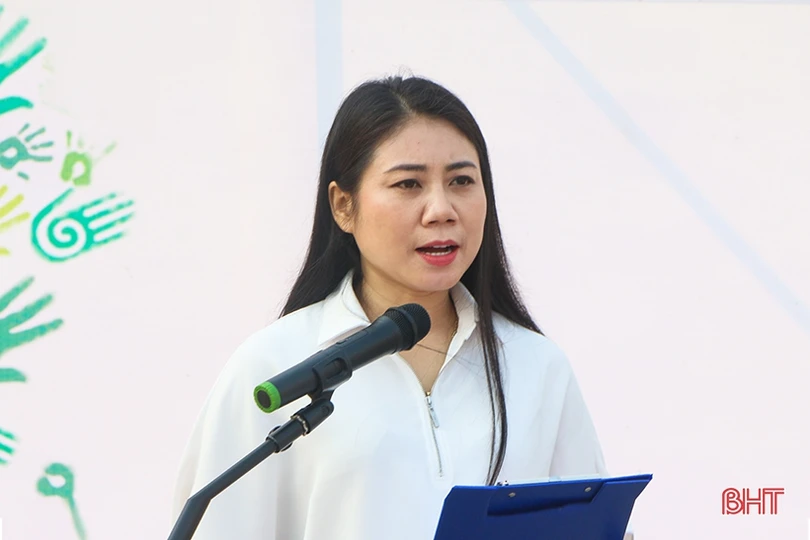 Giáo viên, học sinh TP Hà Tĩnh trồng cây xây dựng đô thị xanh