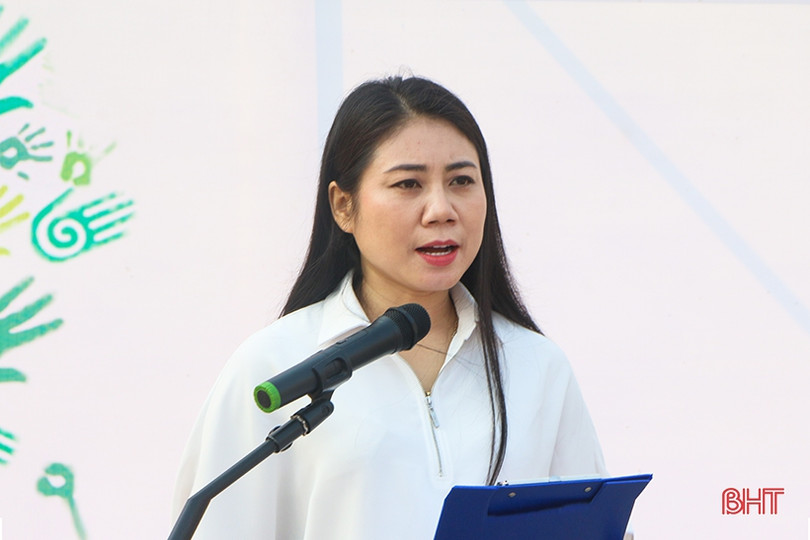 Giáo viên, học sinh TP Hà Tĩnh trồng cây xây dựng đô thị xanh