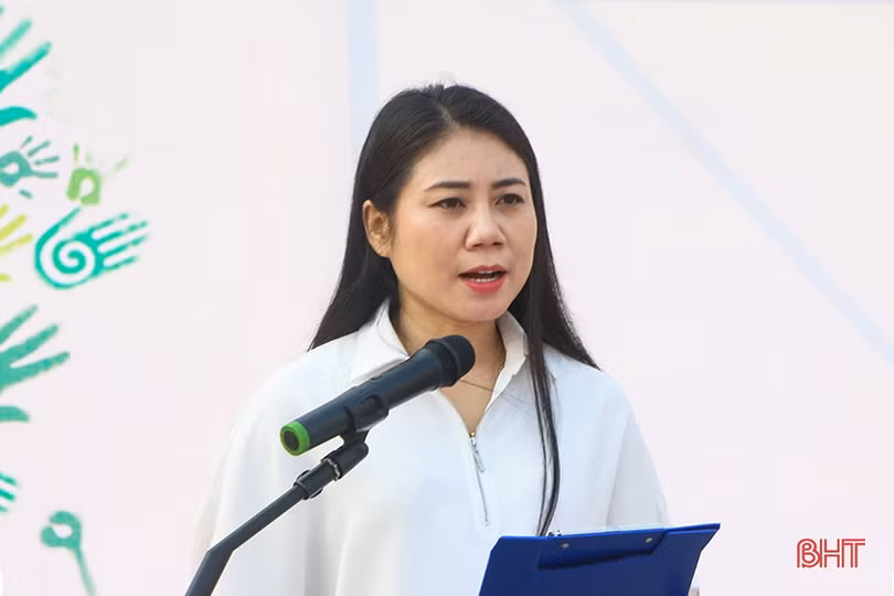 Giáo viên, học sinh TP Hà Tĩnh trồng cây xây dựng đô thị xanh