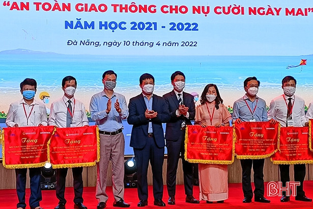 Hà Tĩnh nhận cờ xuất sắc Cuộc thi “An toàn giao thông cho nụ cười ngày mai” năm học 2021-2022