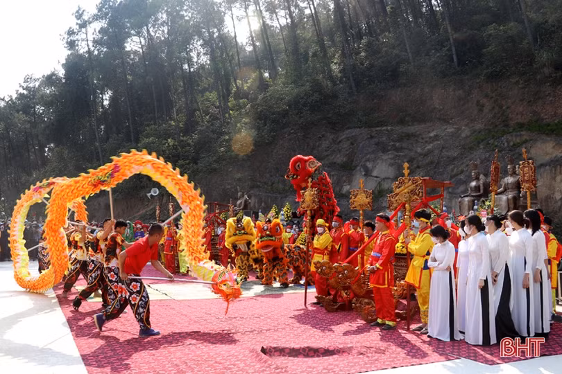 Rước linh vị các Vua Hùng trước giờ Lễ Giỗ Quốc Tổ Hùng Vương ở Hà Tĩnh