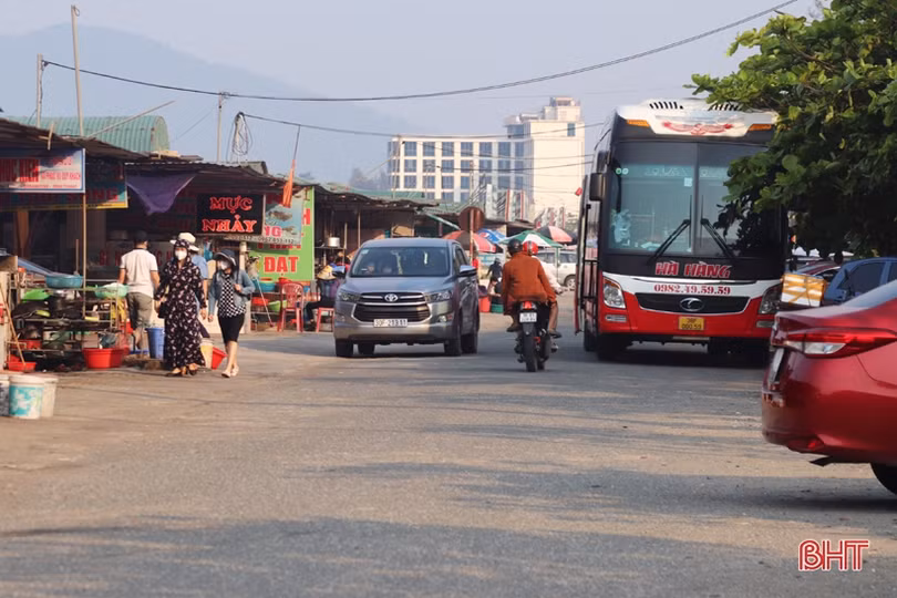 Du khách về với biển Hà Tĩnh ngày đầu kỳ nghỉ lễ Giỗ Tổ Hùng Vương