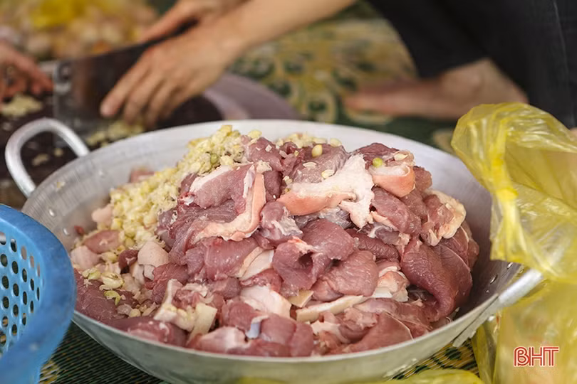 Gần 100 hội viên nữ ở Hà Tĩnh thi gói bánh chưng dâng Quốc Tổ Hùng Vương