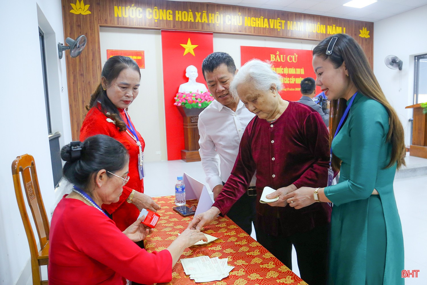 Tại điểm bỏ phiếu, công tác hướng dẫn cử tri được chú trọng nhằm bảo đảm việc bỏ phiếu diễn ra trật tự, đúng quy trình.