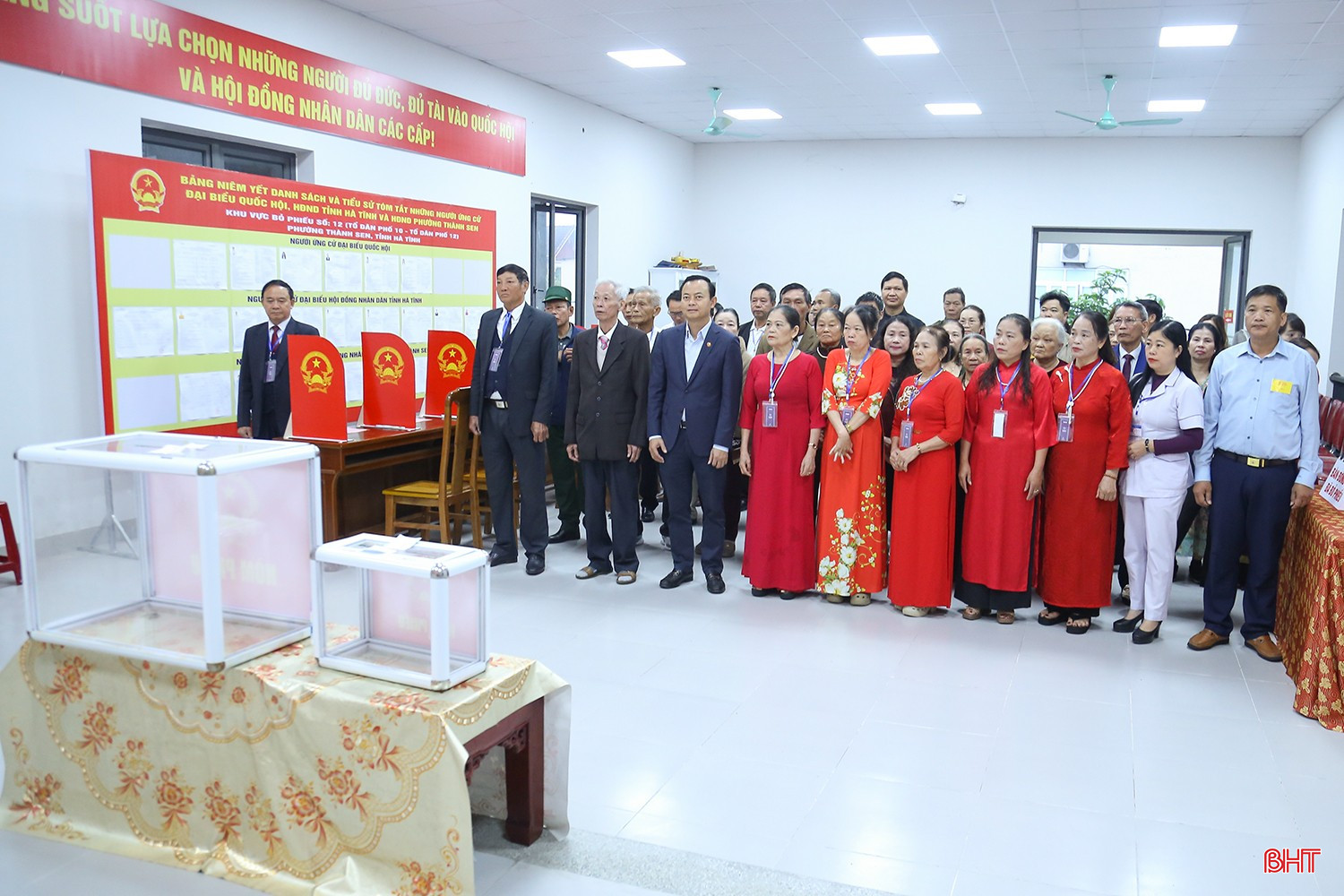 Lễ khai mạc diễn ra nghiêm trang, ngắn gọn với sự tham dự của đông đảo cử tri.