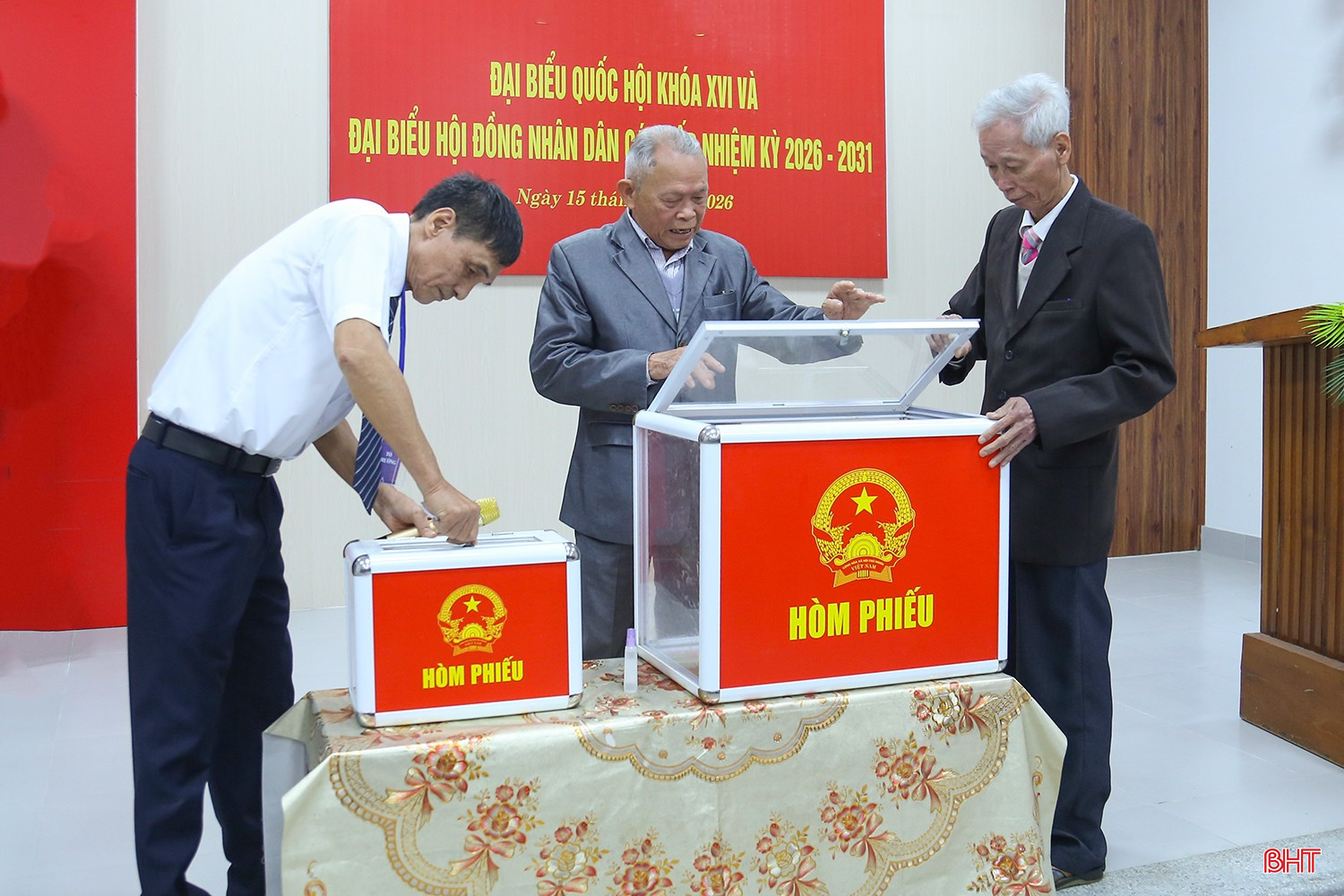 Quá trình kiểm tra, niêm phong hòm phiếu được thực hiện theo đúng quy định.