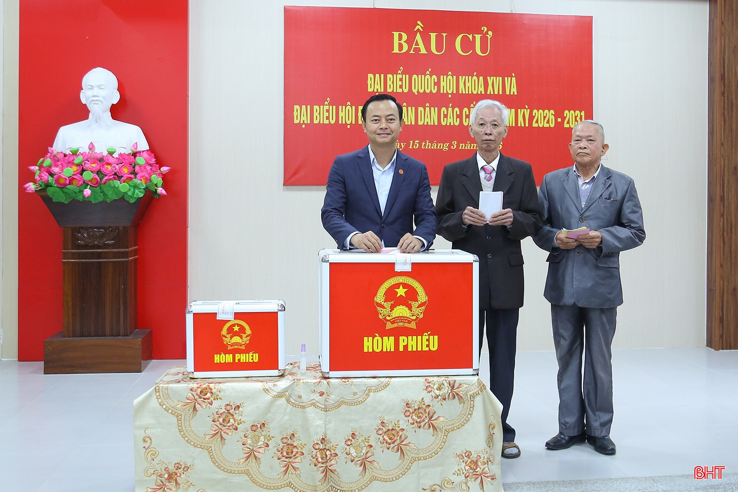 Sau khi tham dự lễ khai mạc cùng cử tri, Trưởng ban Tuyên giáo và Dân vận Tỉnh ủy Hà Văn Hùng cùng các bậc cao niên vinh dự được tổ bầu cử lựa chọn là những cử tri tham gia bỏ phiếu đầu tiên.