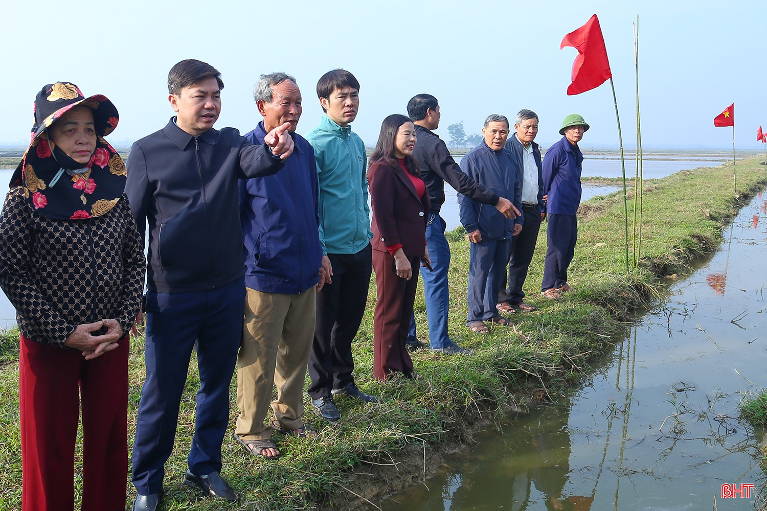 Ông Lê Ngọc Hà - Chủ tịch UBND xã Cẩm Hưng cho biết: “Cẩm Hưng là địa phương đầu tiên sau khi vận hành mô hình chính quyền địa phương 2 cấp của tỉnh triển khai xuống giống mô hình mạ khay - máy cấy trong vụ xuân 2026 gắn với canh tác giảm phát thải trên diện tích 5 ha. Việc ứng dụng đồng bộ các tiến bộ kỹ thuật sẽ góp phần mang lại hiệu quả kinh tế, tái cơ cấu ngành trồng trọt phù hợp với định hướng Đề án sản xuất giảm phát thải lĩnh vực trồng trọt giai đoạn 2025 - 2035, tầm nhìn đến năm 2050 của tỉnh và Trung ương".