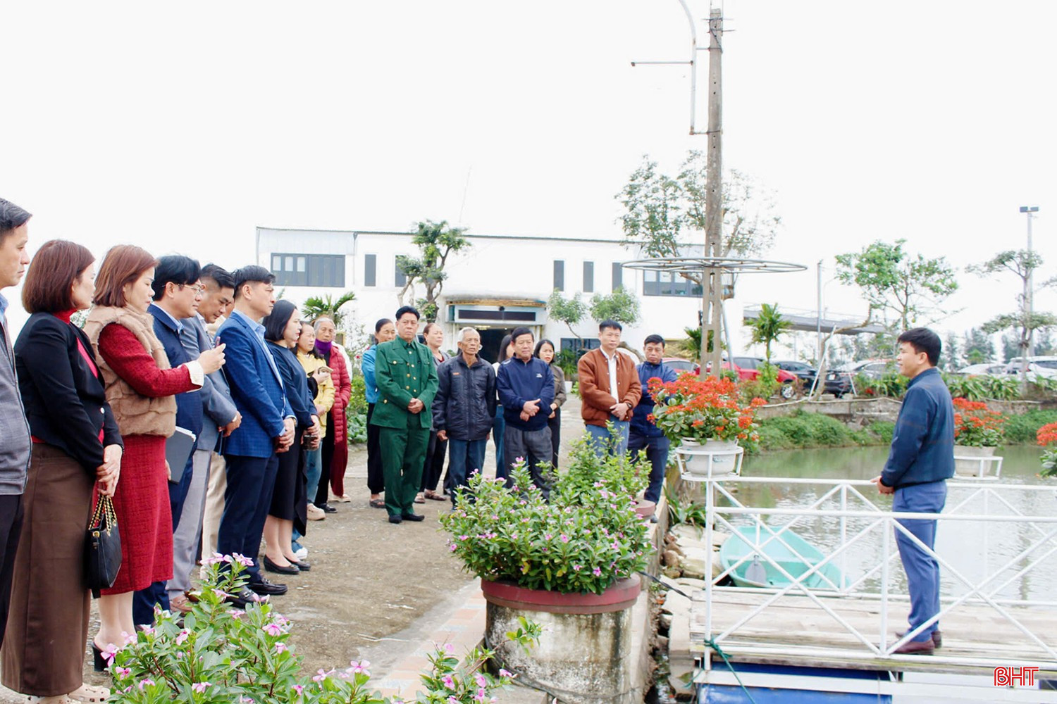 Ông Trần Nhật Duật - Giám đốc Công ty TNHH Thương mại tổng hợp dịch vụ Hoàn Mỹ cho biết: “Với sự hướng dẫn của ngành chuyên môn, đơn vị đã được chuyển giao kỹ thuật, quy trình đạt chuẩn và từng bước làm chủ công nghệ nuôi trai tạo ngọc trong môi trường nước ngọt; đồng thời, chủ động trong khâu chế tác sản phẩm. Thời gian tới, doanh nghiệp tiếp tục kết nối thị trường, phát triển chuỗi sản phẩm từ ngọc trai đến chế tác mỹ nghệ, đa dạng hóa sản phẩm sau thu hoạch như nhẫn, lắc, khuyên tai, vòng cổ...; mở rộng hoạt động tham quan, trải nghiệm để nâng cao giá trị gia tăng”.