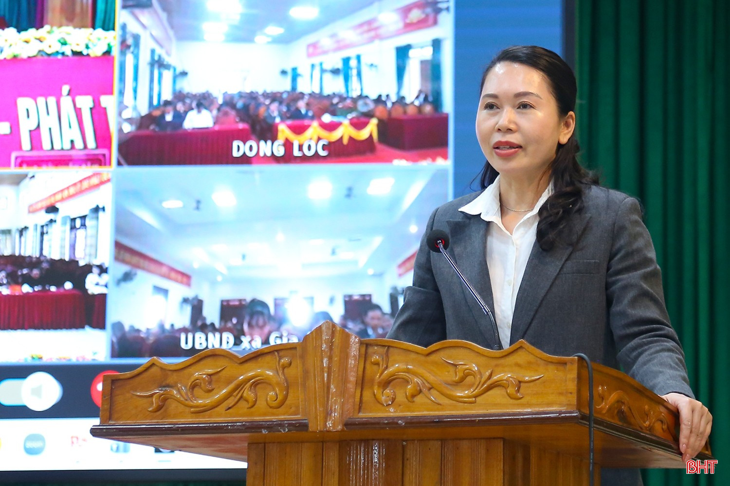 Bà Đào Thị Anh Nga - Trưởng ban Văn hóa - Xã hội HĐND tỉnh trình bày chương trình hành động.