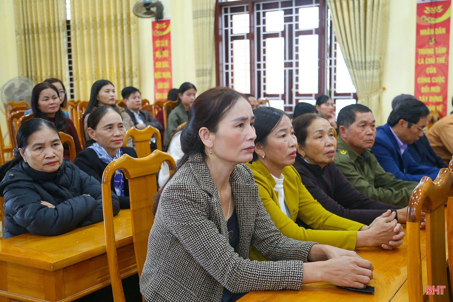 Cử tri theo dõi chương trình hành động của các ứng cử viên.