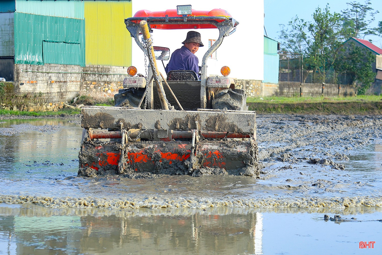 Tại xã Đồng Tiến, địa phương phấn đấu gieo cấy 768ha lúa với các dòng chất lượng cao như Nếp 87, 98, Bắc Thịnh, VNR20... Nhờ nguồn nước dồi dào và sự chủ động cung ứng hơn 20 tấn giống, đến nay toàn xã đã xuống giống đạt trên 15% diện tích.