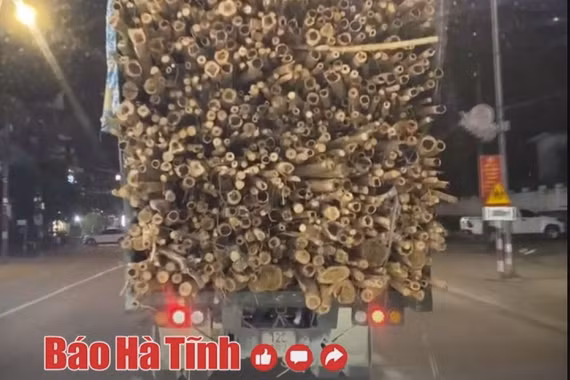 Xe quá khổ, quá tải ngang nhiên đi giữa trung tâm thị xã Kỳ Anh