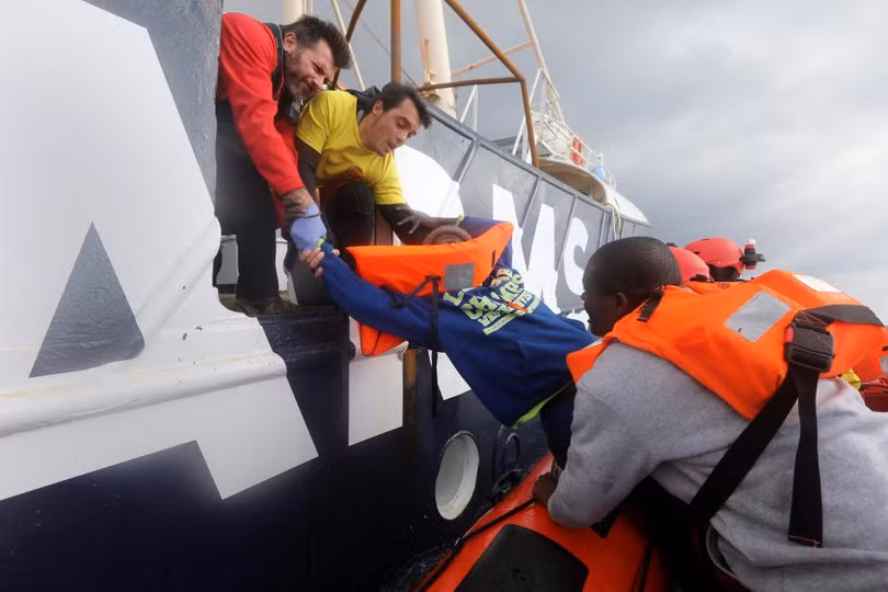 photo khoanh khac giai cuu hang tram nguoi di cu lenh denh tren dia trung hai
