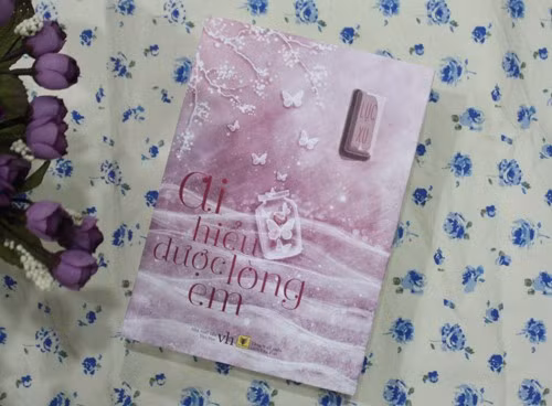 Cuốn sách Ai hiểu được lòng em của tác giả Lục Xu. ai hieu duoc long em tro dua cua tinh yeu