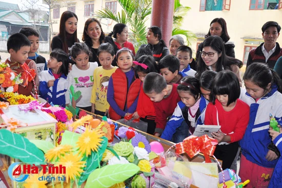 ron rang hoi cho xuan cua hoc sinh truong th nam ha